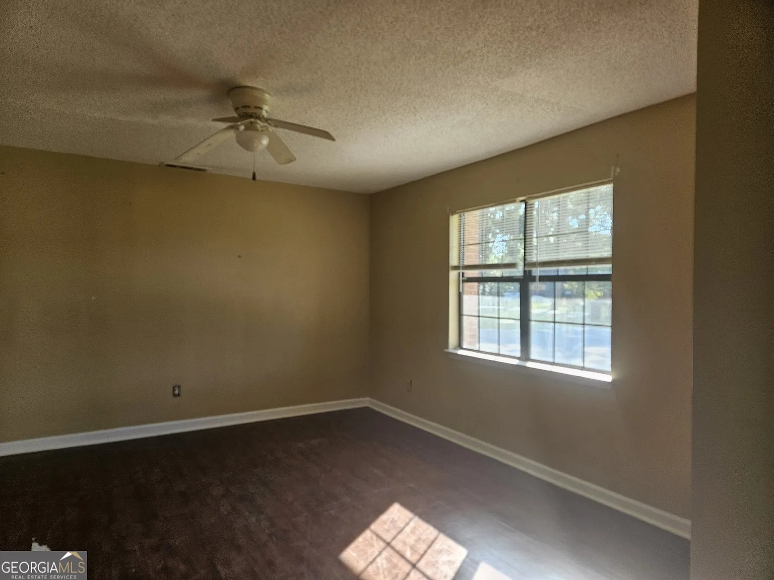 4 bed, 2.0 bath, 2500 sqft, $1,600 — Photo 3