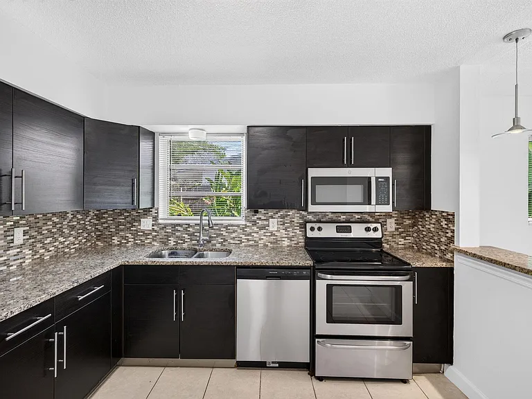 2500 SW 18th Ter #5 — Photo 8