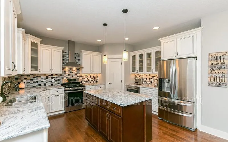 760 NE Traverse Dr — Photo 3