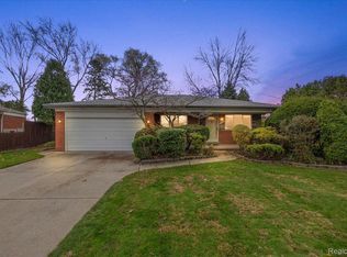 5216 Mart Ct, Warren, MI 48091