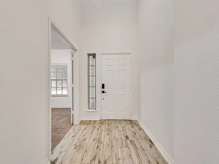 1816 Castle Creek Dr — Photo 2