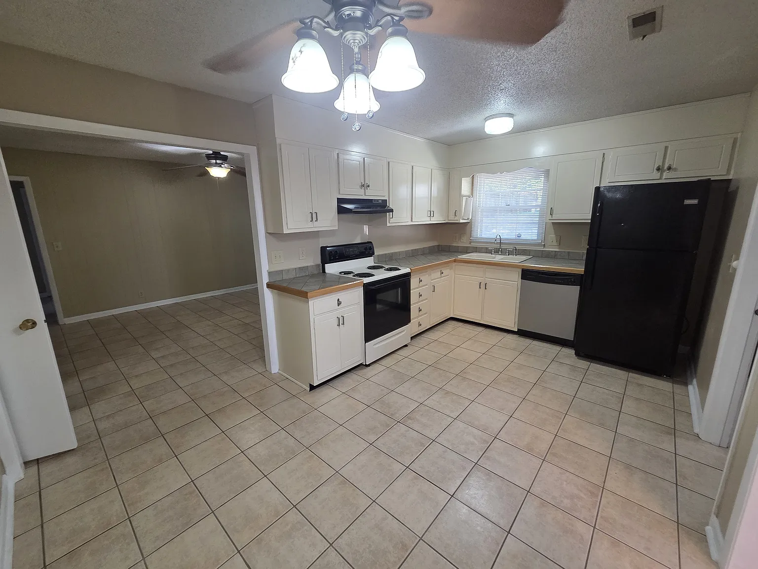 3 bed, 1566 sqft, $1,975 — Photo 2