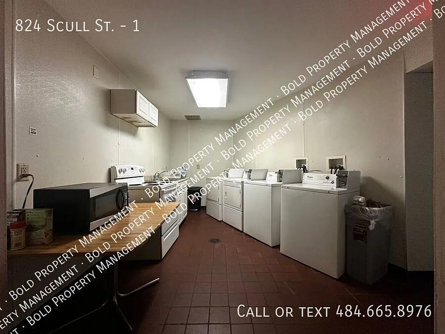1 Room Unit — Photo 2