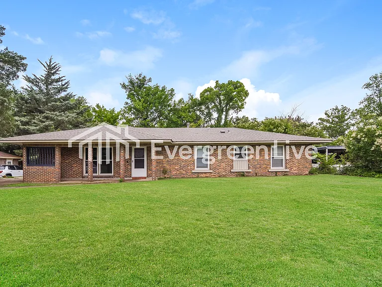 2124 Cottingham Dr — Photo 1