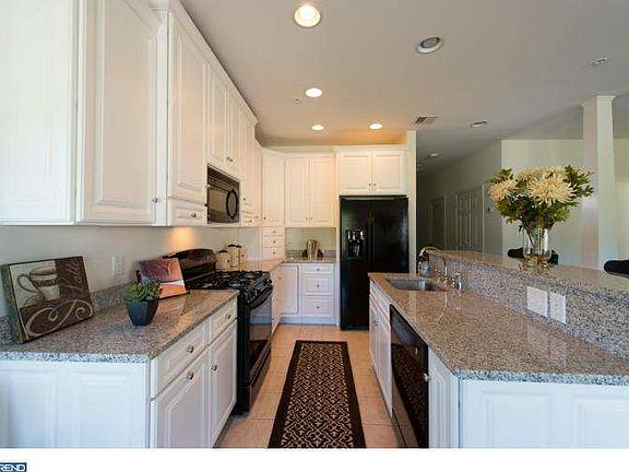 5th image of 204 N Twin Lakes Blvd