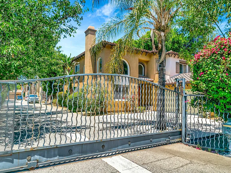 19301 Lavi Ct — Photo 32