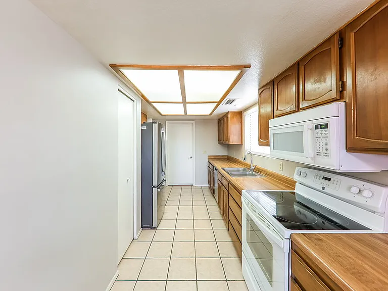 429 E Utopia Rd — Photo 8
