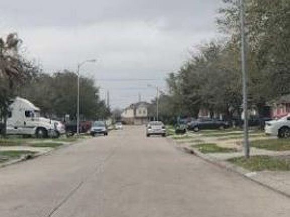 Exterior Neighborhood (street photo)