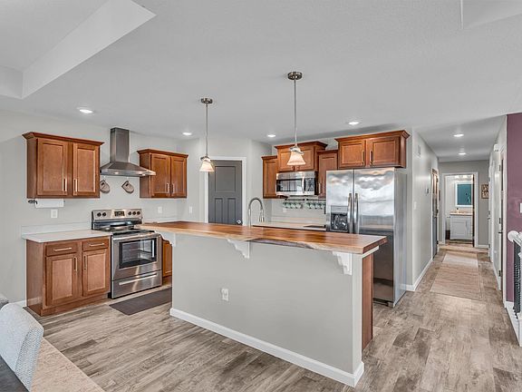 4th image of 938 SW Woodbridge Pl