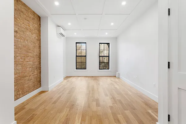 Rented by Safdie Realty Group | media 19