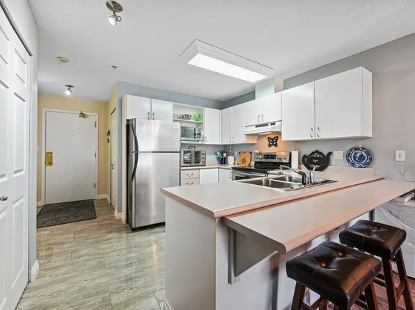 12160 80th Ave #211, Surrey, BC V3W 0V3