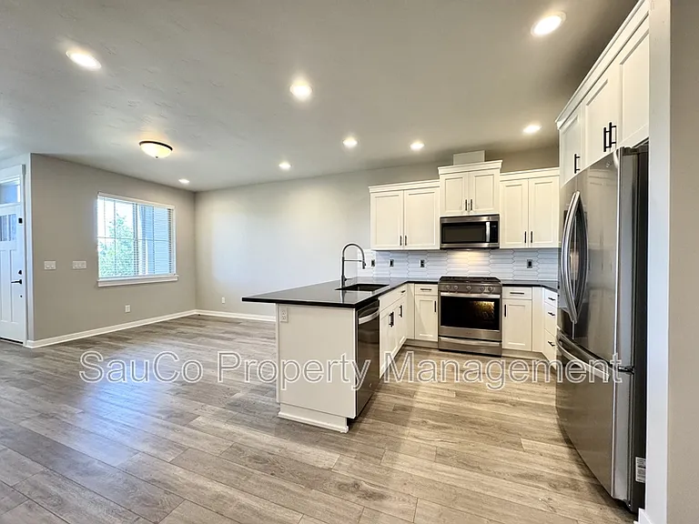 5531 SE Logan Ln — Photo 3