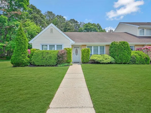 58 Crescent Circle #58, Holbrook, NY 11741