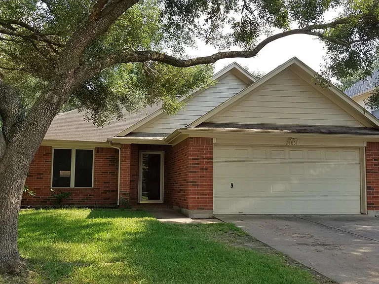Solid house with 3bedroom and 2 full bath and Brick all around!