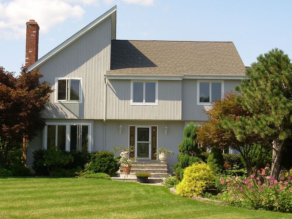 Beautiful Colonial w/Contemporary Flair