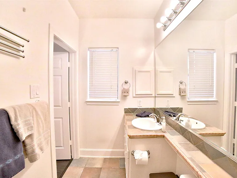 2410 Dorrington St #C — Photo 24