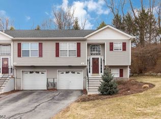 32 Oak Point Dr, Hamburg Boro, NJ 07419