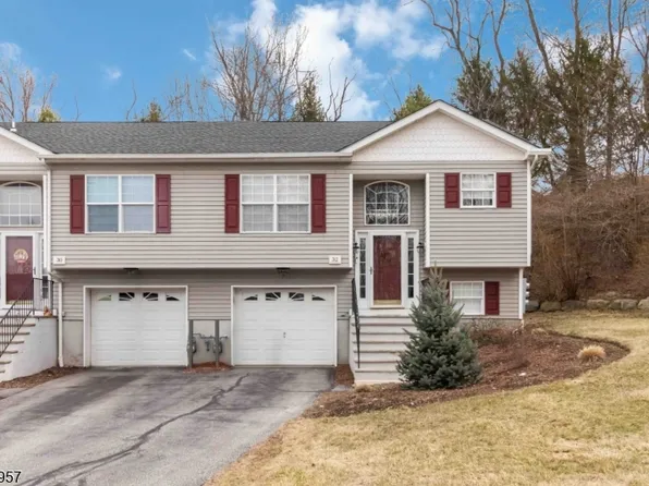 32 Oak Point Dr, Hamburg Boro, NJ 07419