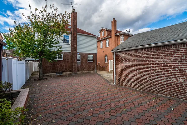 Sold by Julia Shildkret Real Estate Group | media 3