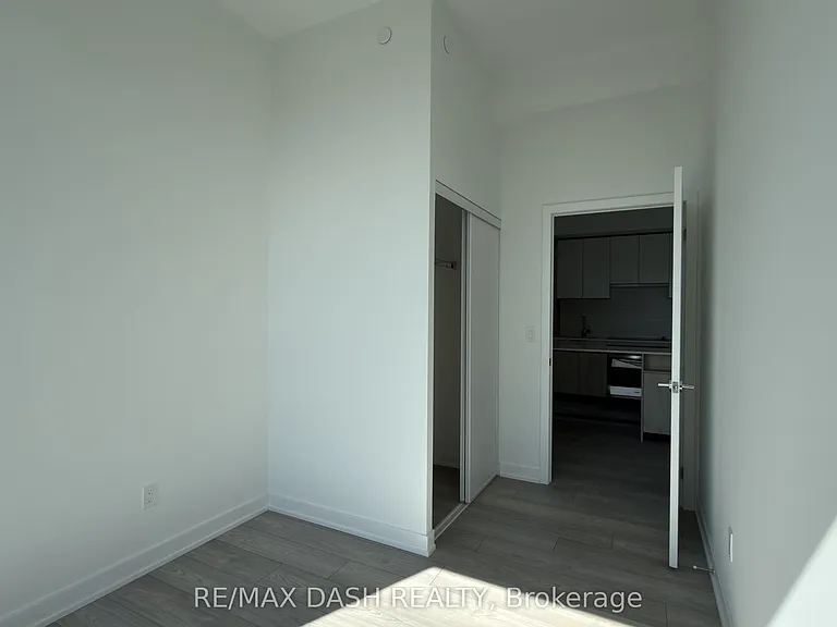 1007 The Queensway #909 — Photo 13