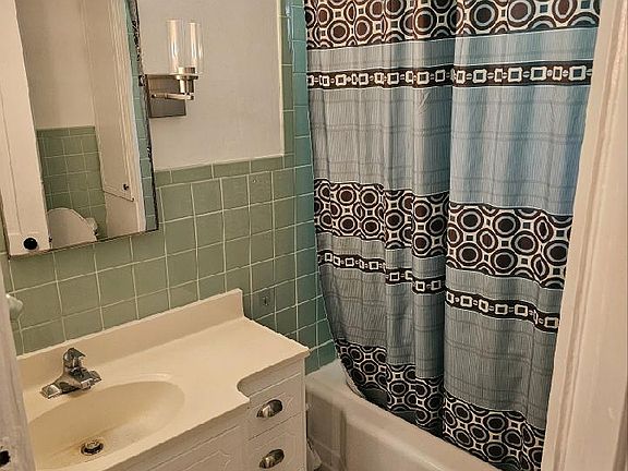 2nd image of 1001 E 5th Ave
