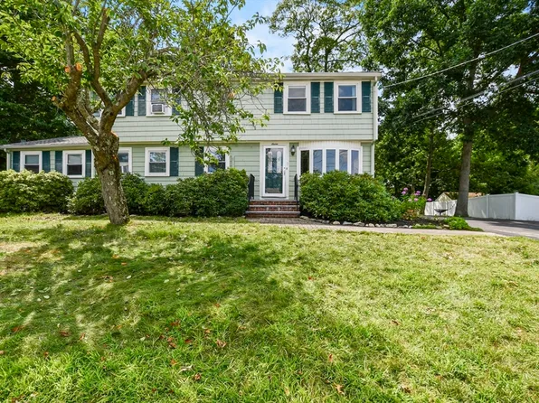 7 Cerqua St, Woburn, MA 01801
