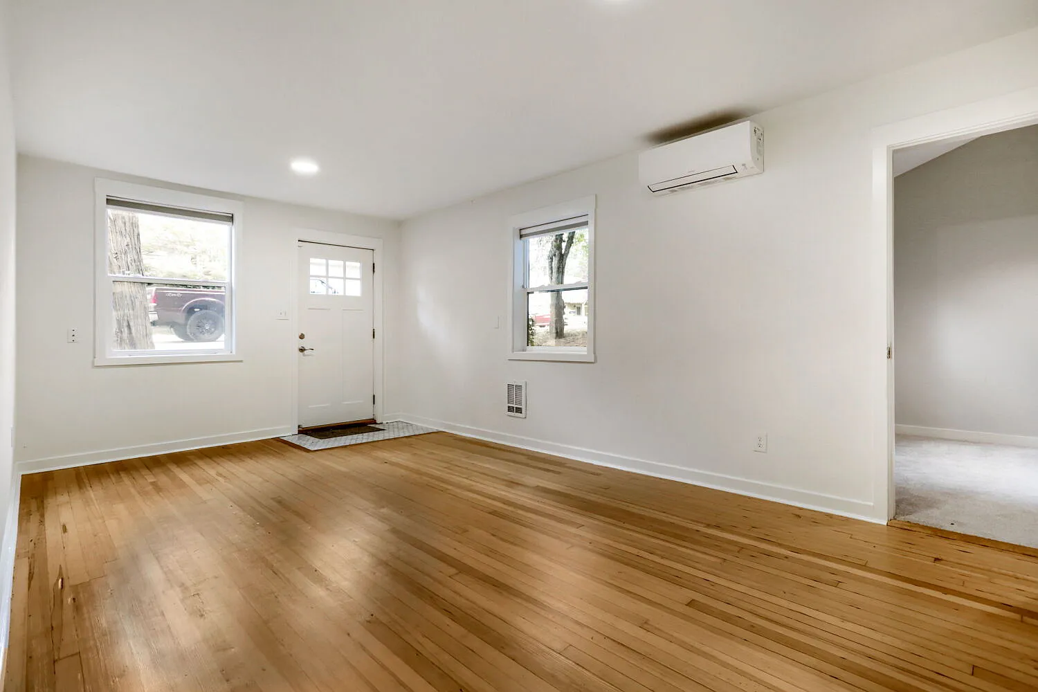 3 bed, 2.0 bath, 1100 sqft, $2,529 — Photo 3