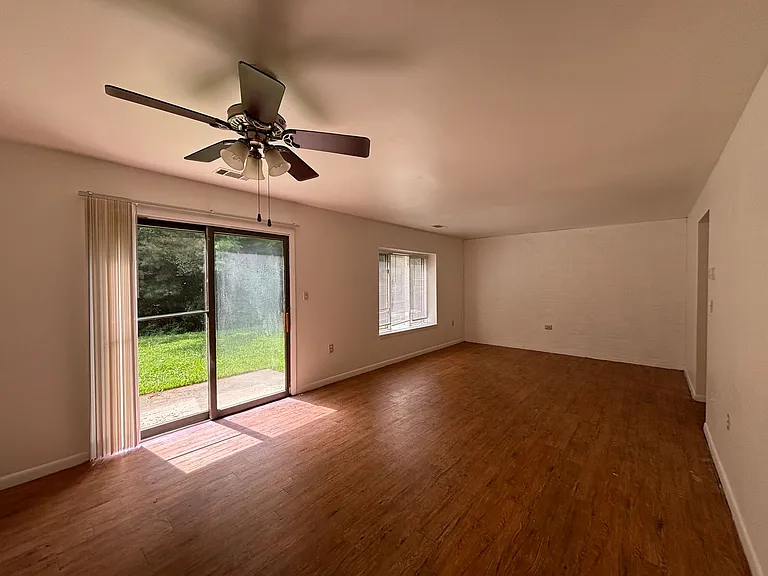 325 Shenandoah Cir — Photo 4