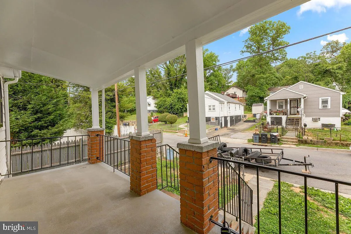 3 bed, 1.0 bath, 864 sqft, $1,900 — Photo 3
