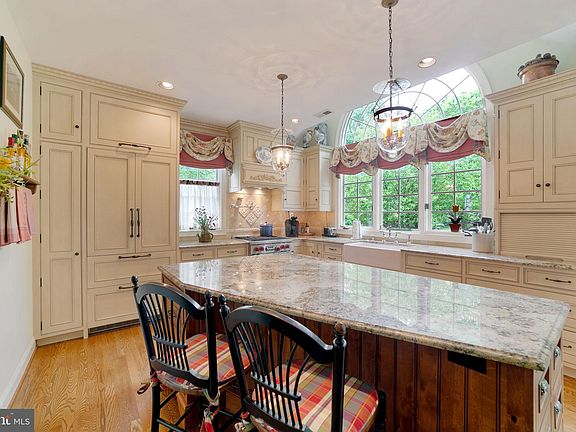 3rd image of 910 Wharton Cir