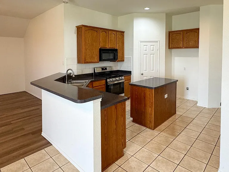 6416 Meadowcrest Ln — Photo 9