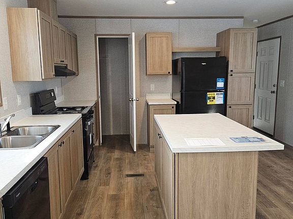 3rd image of 607 Skyline Rd W