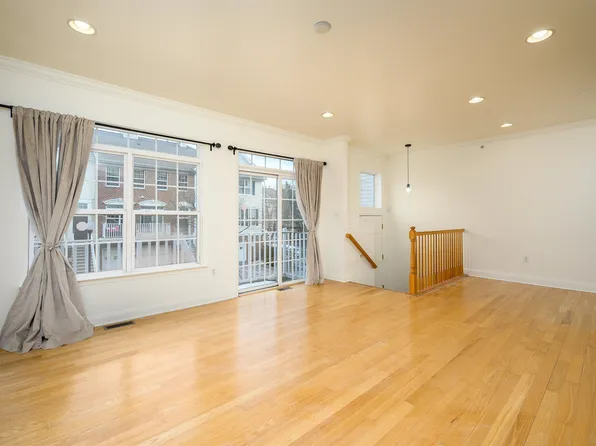 22 Swan Ct, Jersey City, NJ 07305