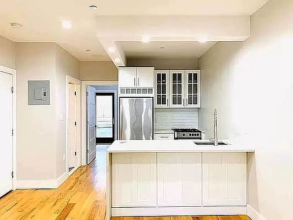 3rd image of 68 Somers St Unit 4-B