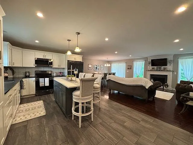 3 bed, 2.0 bath, 1721 sqft, $2,900 — Photo 4