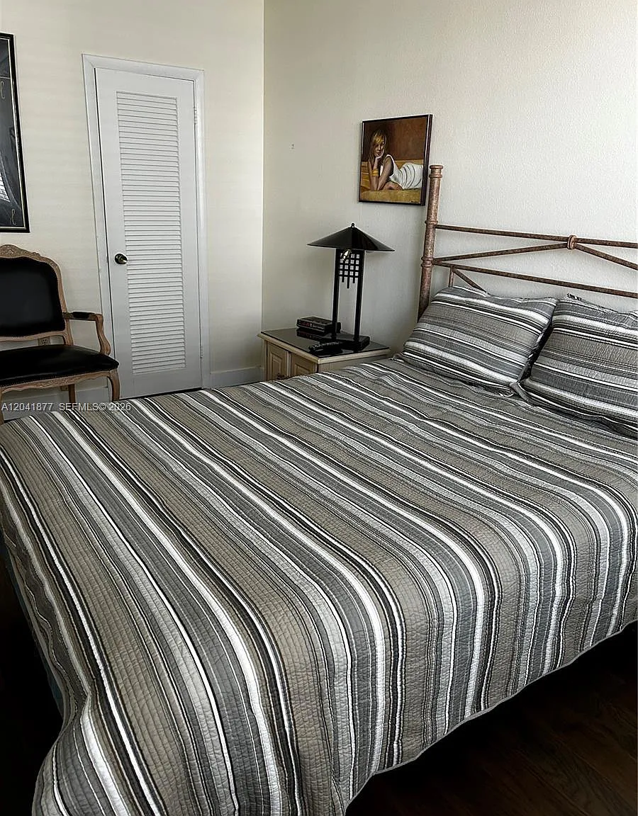 Hemispheres Condo — Photo 3