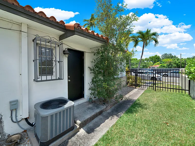 330 Madeira Ave #1 — Photo 10