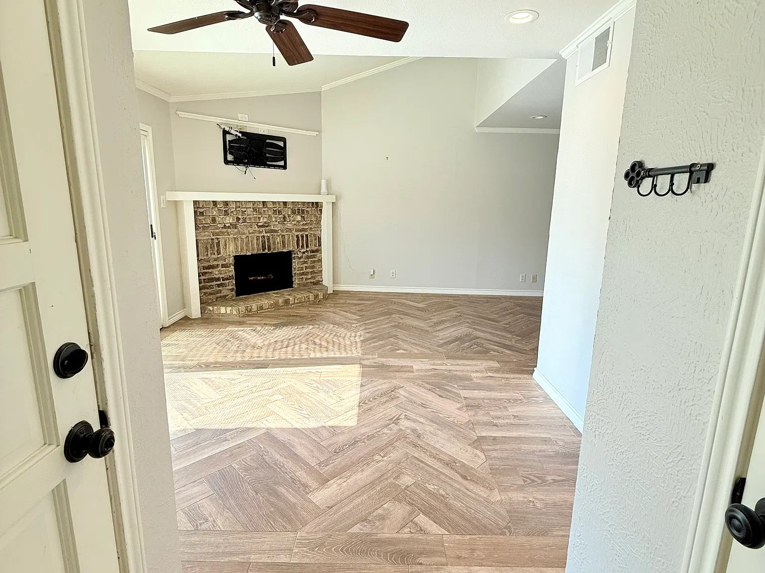 1 bed, 1.5 bath, 837 sqft, $1,900 — Photo 2