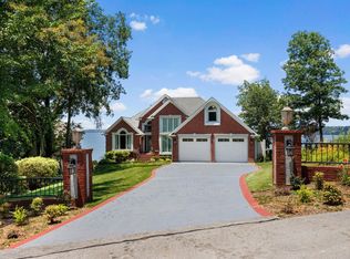 521 Wilson Lake Dr, Muscle Shoals, AL 35661