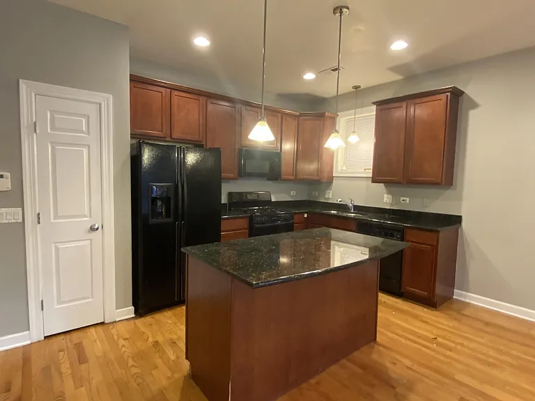 915 W Dakin St — Photo 32