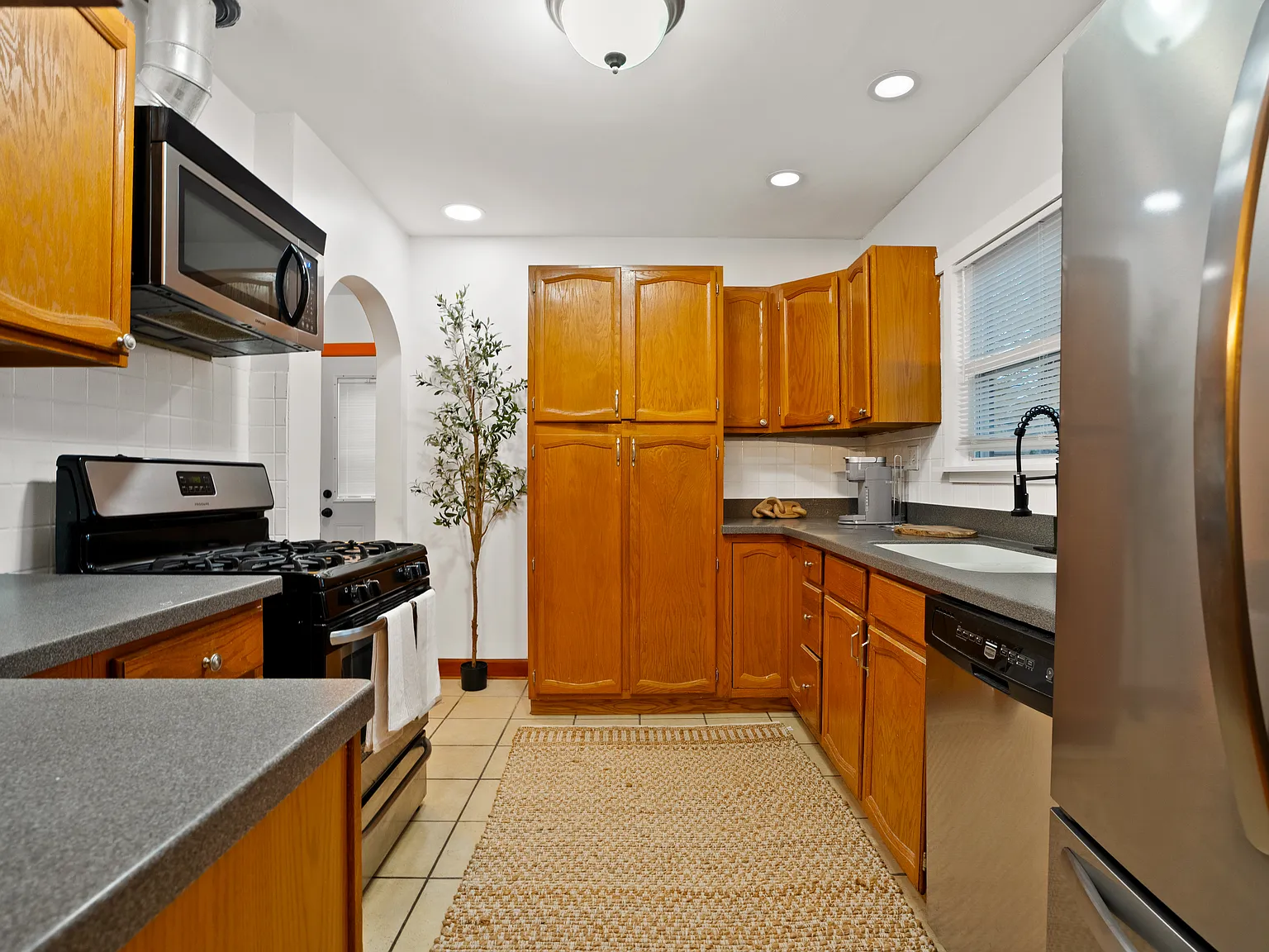 3 bed, 1374 sqft, $7,700 — Photo 4