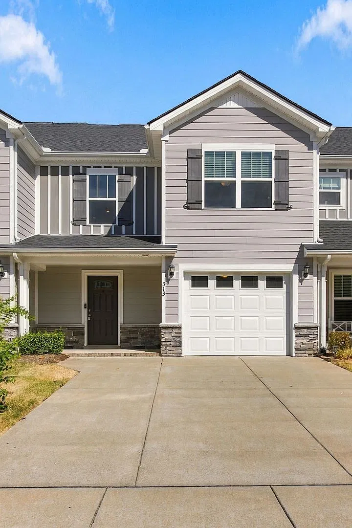 Three Bedroom Townhouse in Spring Hill! — Photo 3