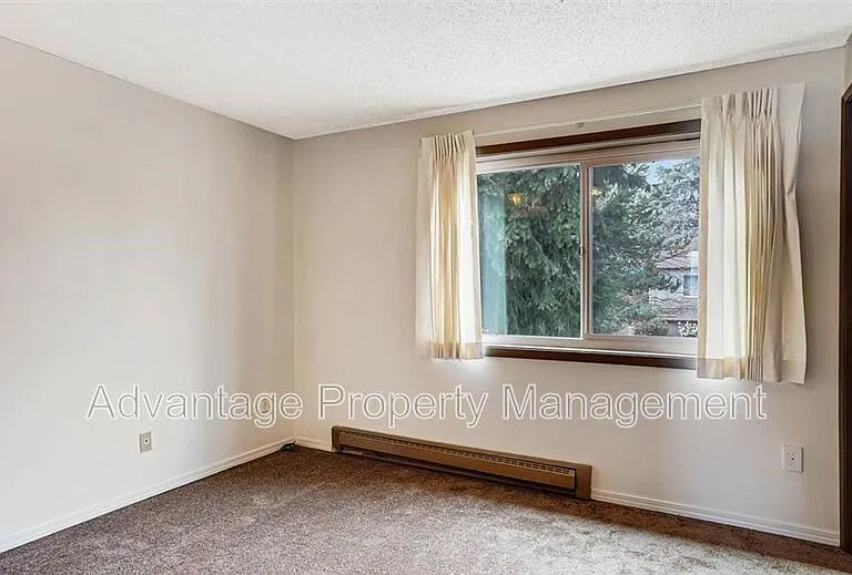 1445 NW Division St #6 — Photo 4