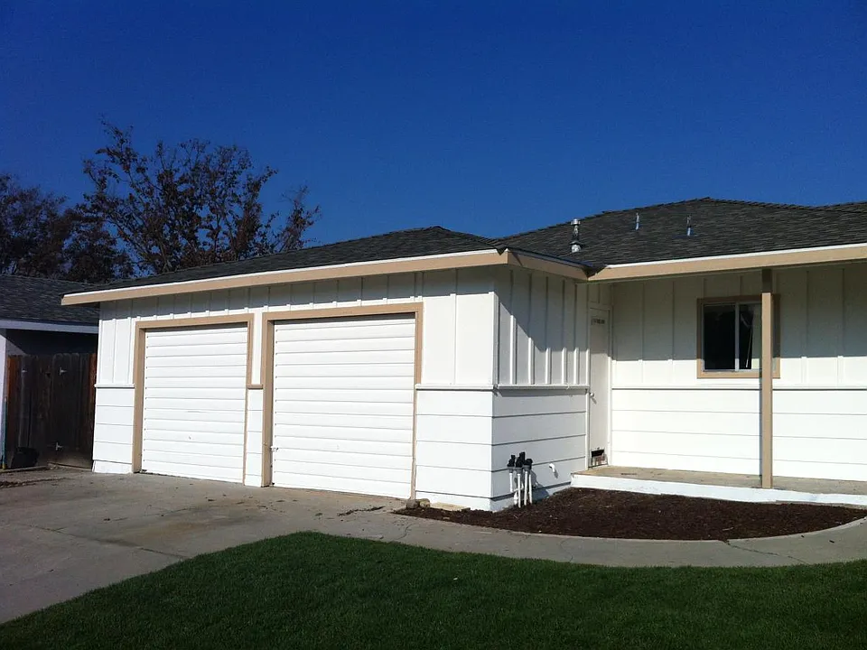 687 W Donna Dr