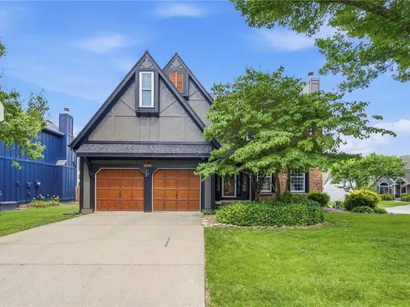 11941 S Cottonwood Dr, Olathe, KS 66062