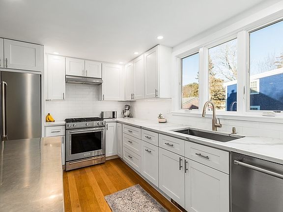 4th image of 8 Forest St