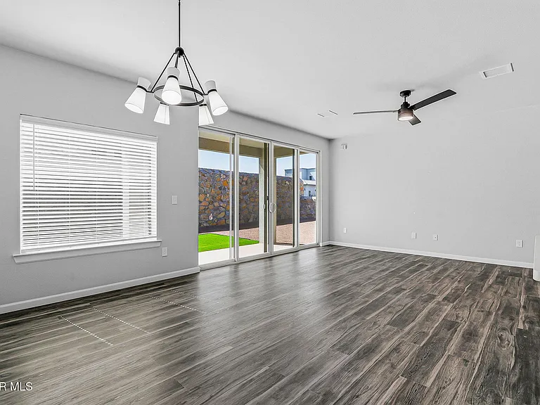 6070 Zinc Hill St — Photo 7