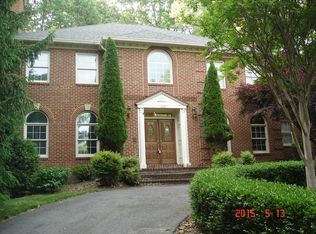 1172 Robindale Dr, Great Falls, VA 22066