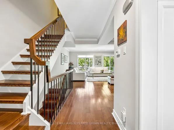 31 Flaming Roseway, Toronto, ON M2N 5W8