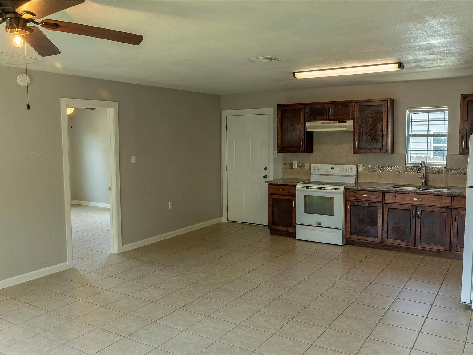 3 bed, 2.0 bath, 1000 sqft, $1,500 — Photo 2